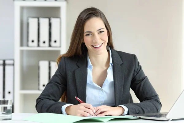 Travailleur de bureau posant en regardant la caméra — Photo