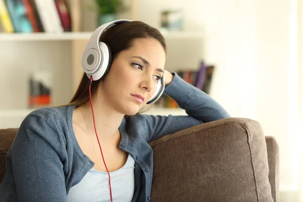 Wanita yang sedih mendengarkan musik di rumah — Stok Foto