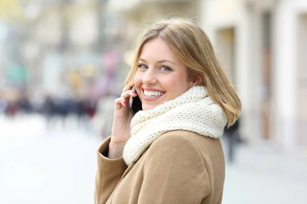 Lady chamando no telefone celular e olhando para você no inverno — Fotografia de Stock