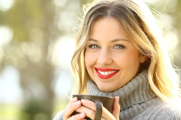 Porträtt av en glad dam som håller en kopp kaffe — Stockfoto