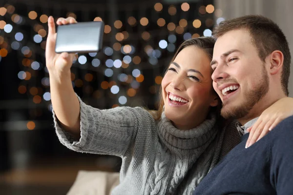 Pasangan mengambil selfie di musim dingin di rumah — Stok Foto