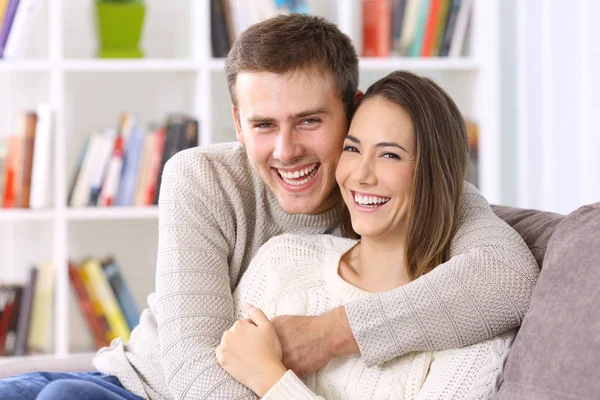 Casal feliz com sorriso perfeito olhando para você — Fotografia de Stock