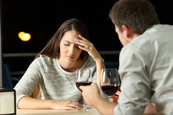 Paar streitet sich in der Nacht in Restaurant — Stockfoto