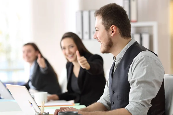 Lavoratore orgoglioso di essere congratulato con i colleghi — Foto Stock