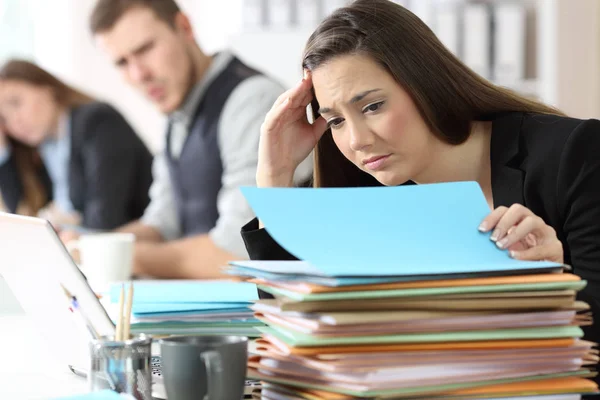 Empleado preocupado con una cantidad de documentos — Foto de Stock