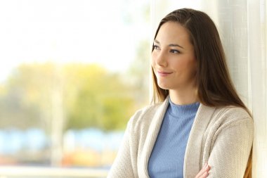 Yan pencereden bakarak dalgın kiracı