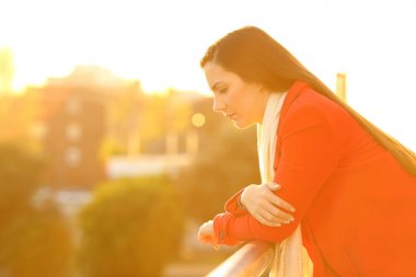 Üzgün dalgın kadın kışın aşağı bakıyor