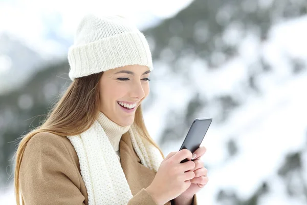 Леди с помощью смартфона в зимние праздники — стоковое фото