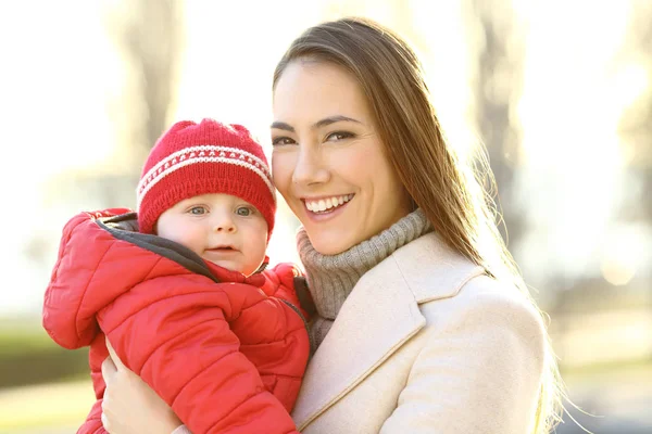 Mother posing with her baby son in winter — Stock Photo, Image