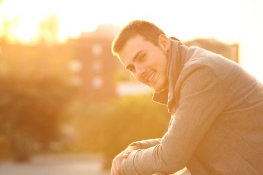 Mutlu adam bir balkonda kışın bakıyorsun