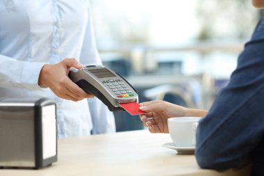 Restoran müşteri el kredi kartı ile ödeme