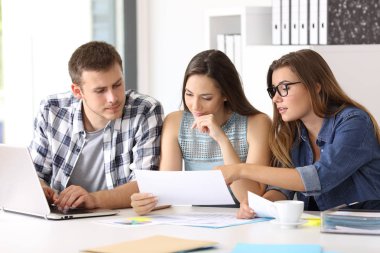 Ofiste rapor analiz takımı coworking