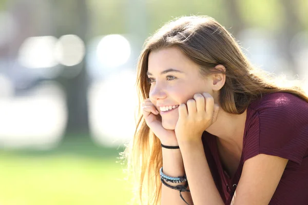 Glücklicher Teenager freut sich im Park — Stockfoto