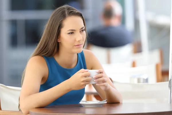 Súlyos nő gondolkodás egy kávézóban — Stock Fotó