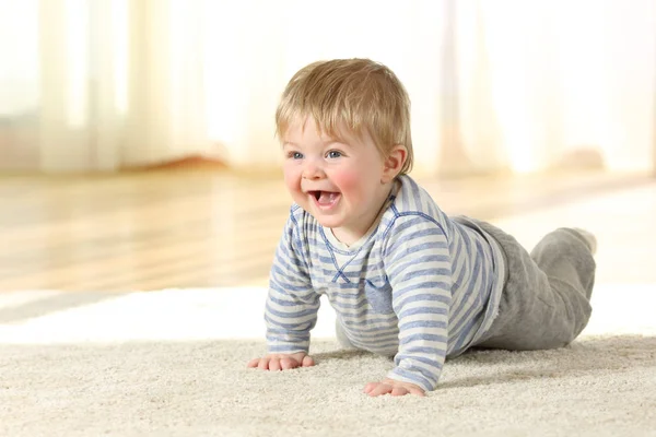 Feliz bebê rastejando em um tapete em casa — Fotografia de Stock