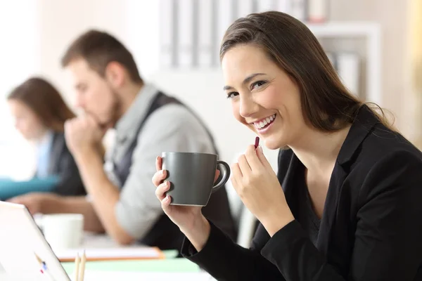 Felice esecutivo di prendere una pillola in ufficio — Foto Stock