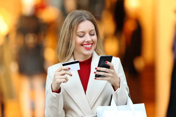 Shopper winkelen betalen met creditcard online — Stockfoto