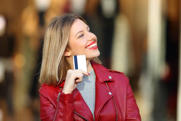 Shopper undrar vad man ska köpa holding ett kreditkort — Stockfoto