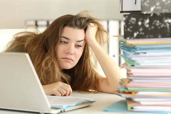 Moe en verveelde stagiair papierwerk te kijken — Stockfoto