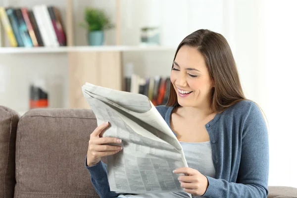 Happy Lady membaca koran di rumah — Stok Foto