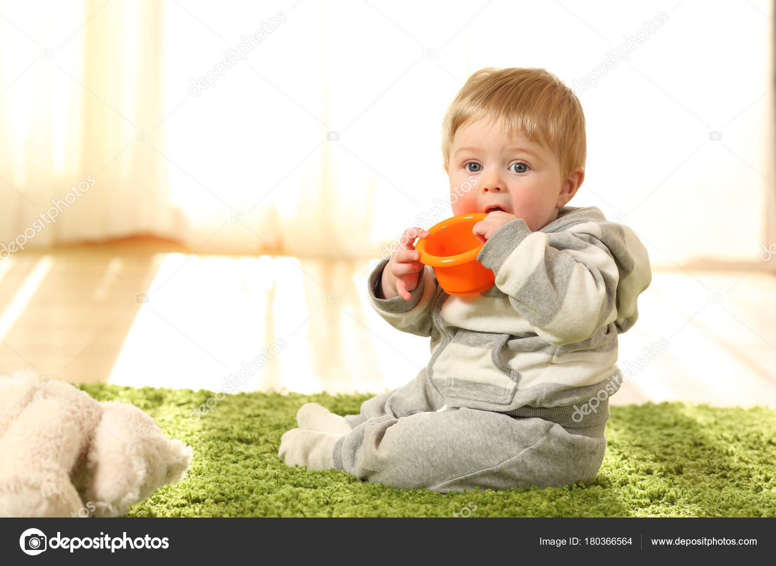 ребенок грызет вещи. девочка ест морковку. ребенок ест яблоко. ребенок грызет вещи. ребенок ест шоколад.