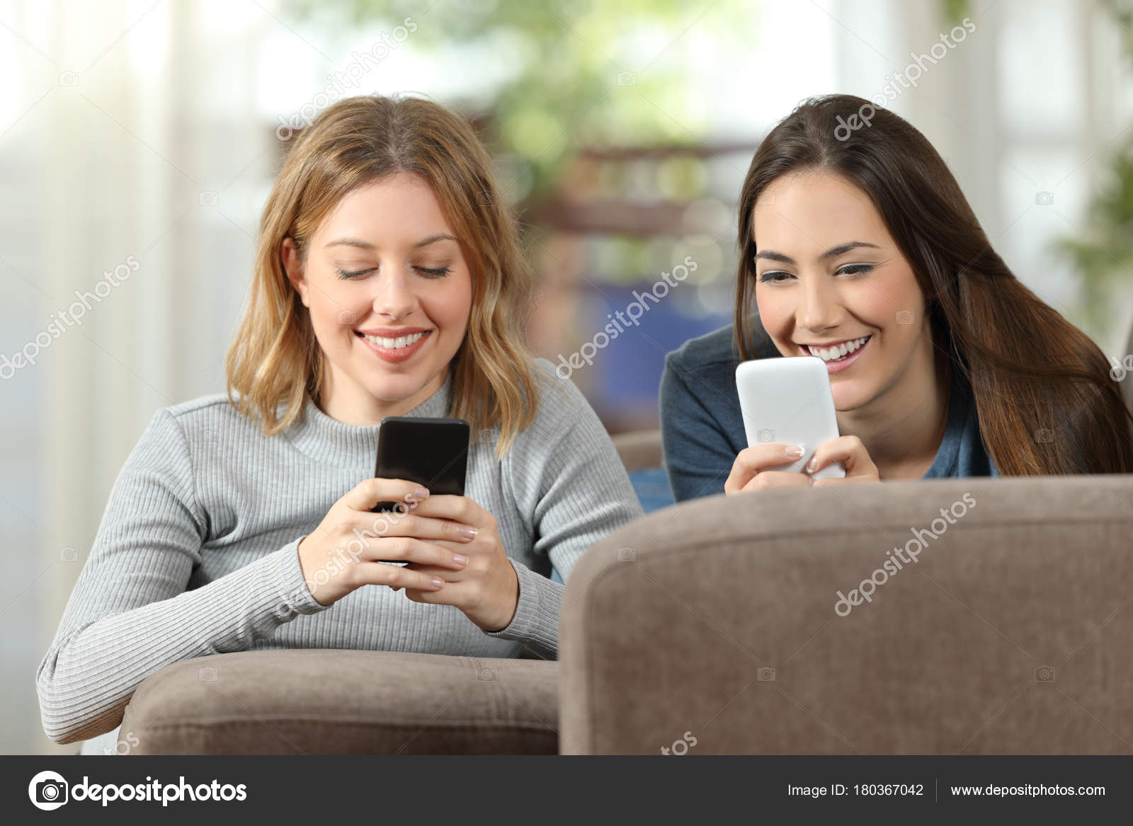 Два умных. Самая умная свинья. Буклет теле2. Школьник на белом фоне. Два умных.