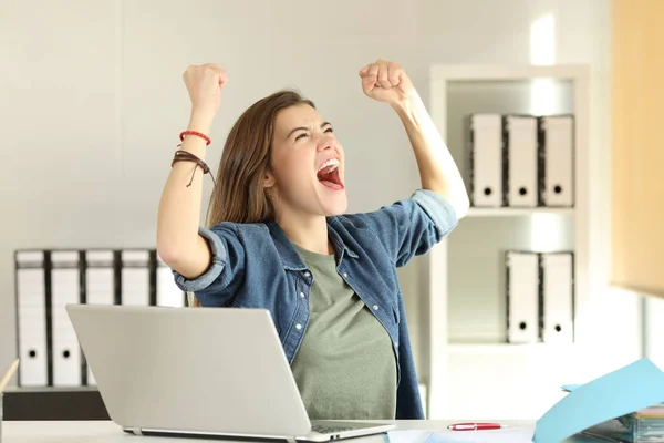 Opgewonden intern vieren van succes op kantoor — Stockfoto