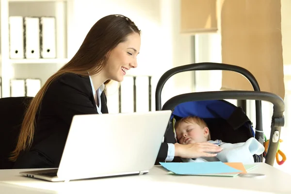 Mère travaillant et prenant soin de son fils bébé — Photo