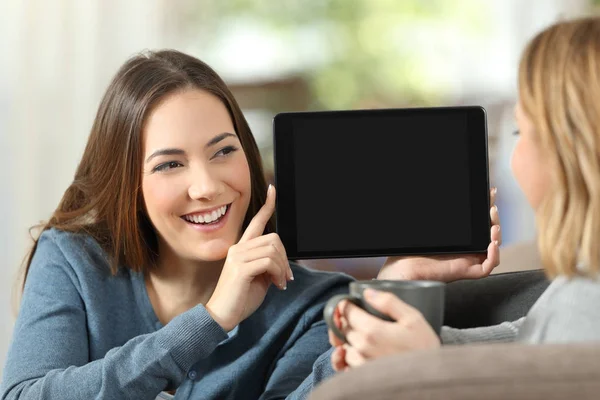 Fata arată un ecran tabletă gol unui prieten — Fotografie, imagine de stoc