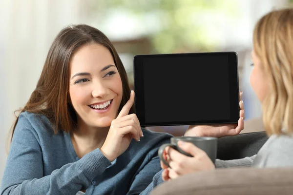 Ragazza che mostra uno schermo tablet vuoto ad un amico — Foto Stock