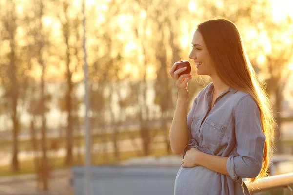Mujer embarazada comiendo una manzana sana — Foto de Stock