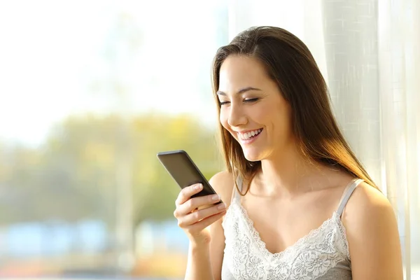 Vrouw telefonisch bericht lezen in de ochtend — Stockfoto