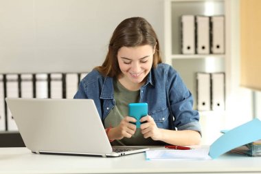 Stajyer ofisinde bir akıllı telefon mesajı okuma