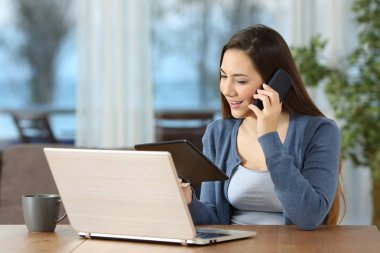 Birden çok aygıt kullanarak ve evde arama kadın