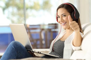 Sana bakarken müzik dinleme rahatlatıcı kadın