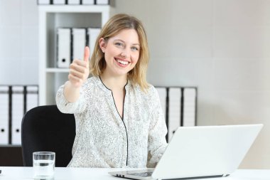 Sana bakmak memnun ofis çalışanı