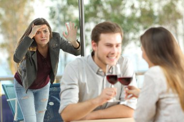 STALKER eski kız arkadaşı bir çift üzerinde casusluk