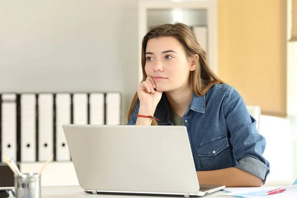 Pensive intern working at office — Stock Photo, Image