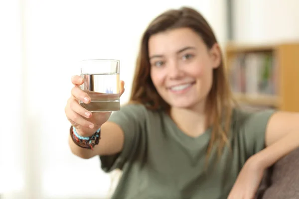 Adolescente saludable mostrando un vaso de agua — Foto de Stock