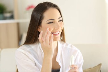 Güzellik kadını yüz nemlendirici krem uygulamak