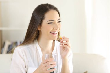 Mutlu kadın evde sarı vitamini ilacı