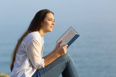 Sahilde bir kitap okuma hayal kadın
