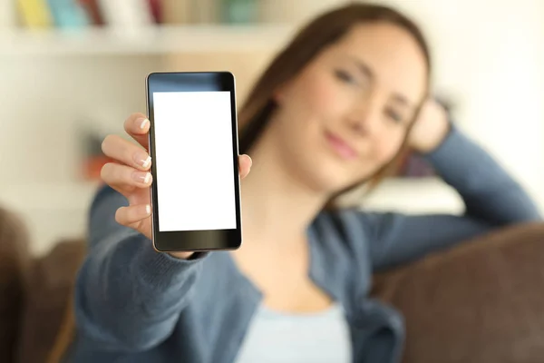 Menina relaxada mostrando tela de telefone inteligente em casa — Fotografia de Stock