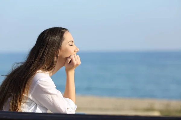 Žena, relaxaci mysli na pláži — Stock fotografie