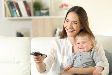 Mutlu anne ve bebek evde tv izlerken