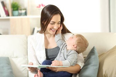 Anne ve oğlu birbirimizi bir kitap