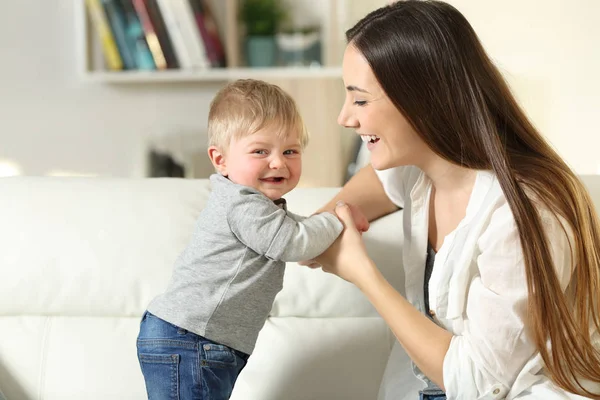 Mãe ajudando a enfrentar seu filho que olha para você — Fotografia de Stock