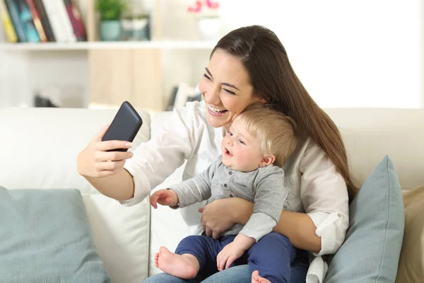 Madre tomando una selfie con su hijo pequeño — Foto de Stock