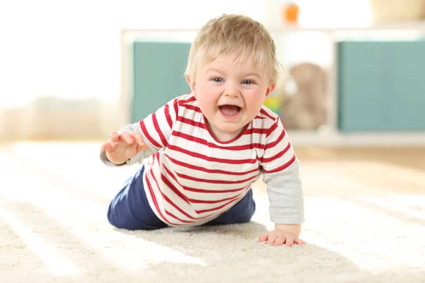 Gioioso bambino che striscia verso la fotocamera — Foto Stock