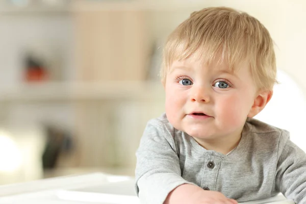 Portrait d'un bébé détendu qui vous regarde — Photo